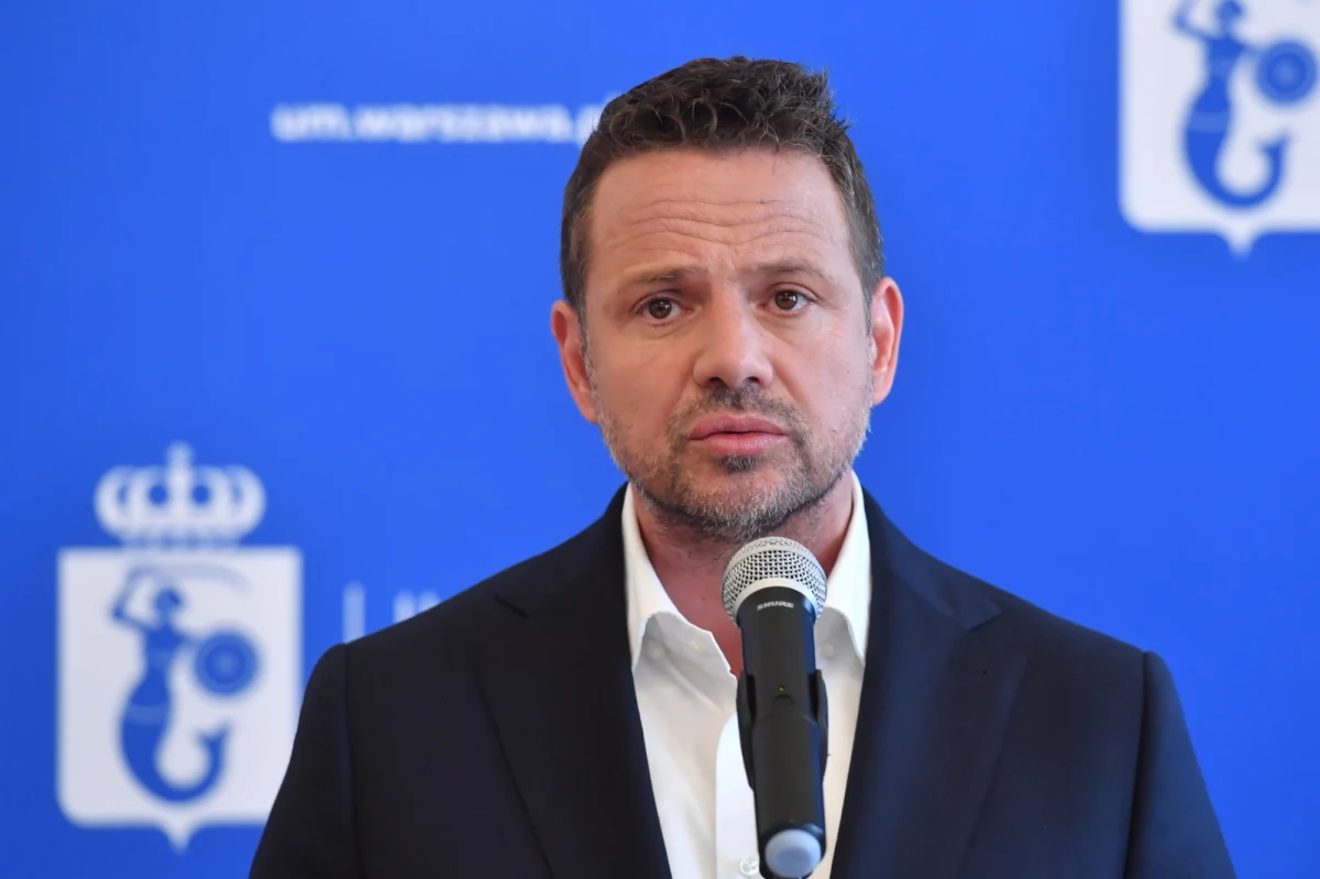 "Przez Warszawę przejechało około 800 tysięcy osób z Ukrainy, a w szczycie kryzysu w Warszawie i w okolicach przebywało ok. 300 tysięcy osób" – poinformował prezydent stolicy Rafał Trzaskowski. "Staramy się szacować (…) liczbę osób, która obecnie jest w Warszawie i w okolicach. Wydaje się, że jest to ok. 240 tysięcy" - powiedział. 