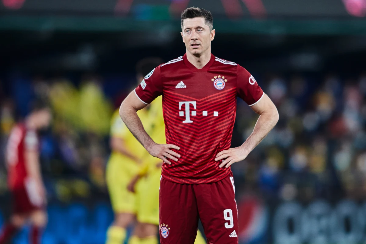 Robert Lewandowski wciąż nie uzyskał zgody Bayernu Monachium na przenosiny do FC Barcelona. ​Media w Hiszpanii odnotowują we wtorek, że sprawa transferu polskiego napastnika wyhamowuje m.in. wraz z podjętymi przez monachijski klub działaniami służącymi zatrzymaniu piłkarza w bawarskiej ekipie.