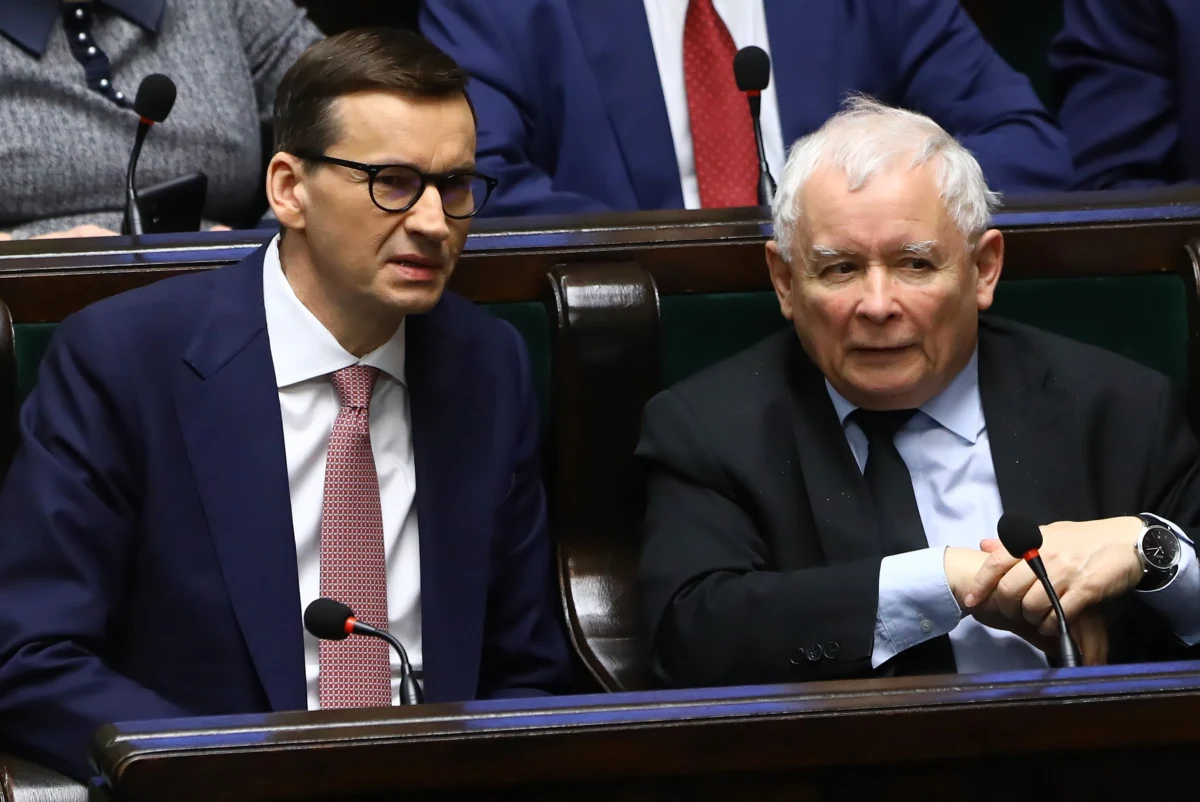 Jarosław Kaczyński, Mateusz Morawiecki i Zbigniew Ziobro - ta trójka, zdaniem badanych w sondażu dla RMF FM i "Dziennika Gazety Prawnej", to najbardziej wpływowi politycy Zjednoczonej Prawicy. Co ciekawe, wśród wyborców PiS więcej osób za wpływowego polityka koalicji uważa Morawieckiego, a nie Kaczyńskiego.