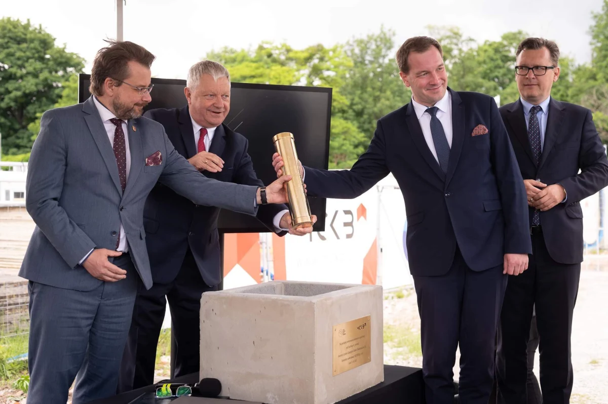 Na terenie głównej siedziby Łódzkiej Specjalnej Strefy Ekonomicznej w Łodzi wkopano kamień węgielny pod budowę hubu rozwoju innowacji i biznesu re_connect. Inwestycja za ponad 17 mln zł ma być gotowa wiosną przyszłego roku.