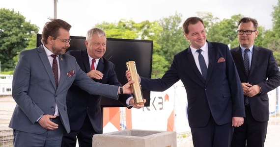 Na terenie głównej siedziby Łódzkiej Specjalnej Strefy Ekonomicznej w Łodzi wkopano kamień węgielny pod budowę hubu rozwoju innowacji i biznesu re_connect. Inwestycja za ponad 17 mln zł ma być gotowa wiosną przyszłego roku.
