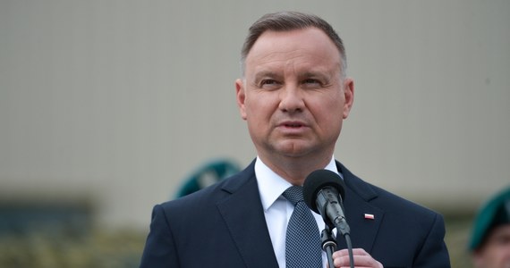 Absolutnie fundamentalnym priorytetem jest dla nas to, by wojna na Ukrainie zakończyła się w sposób dla Polski bezpieczny - powiedział prezydent Andrzej Duda podczas spotkania z ambasadorami RP. Podkreślił, że Ukraina powinna odzyskać kontrolę nad swoim terytorium w granicach uznanych międzynarodowo.