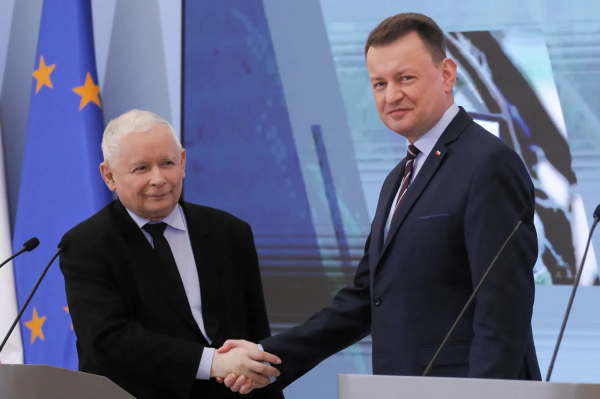 Szef MON Mariusz Błaszczak z całą pewnością zastąpi mnie znakomicie - powiedział w wywiadzie w TVP prezes PiS Jarosław Kaczyński, który dziś ustąpił z funkcji wicepremiera. "Sądzę też, że zastąpi mnie pod każdym względem, także jeżeli chodzi o wszystkie funkcje" - dodał.