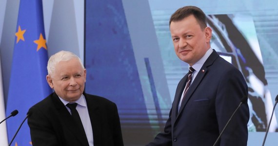 Szef MON Mariusz Błaszczak z całą pewnością zastąpi mnie znakomicie - powiedział w wywiadzie w TVP prezes PiS Jarosław Kaczyński, który dziś ustąpił z funkcji wicepremiera. "Sądzę też, że zastąpi mnie pod każdym względem, także jeżeli chodzi o wszystkie funkcje" - dodał.