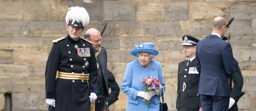 Brytyjska królowa Elżbieta II po raz pierwszy od czasu, gdy kilkanaście tygodni temu zaczęły się jej problemy z poruszaniem się, pokazała się bez laski. Wspomagała się nią od października ubiegłego roku. 
