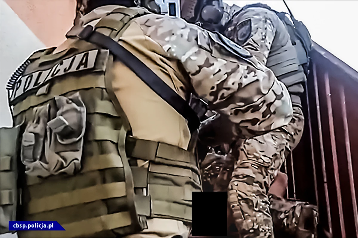 Szefa gangu, który w spektakularny sposób ukradł prawie 6,5 miliona euro z niemieckiego urzędu celnego w Emmerich, zatrzymali funkcjonariusze Centralnego Biura Śledczego Policji z Wrocławia. To kolejna odsłona śledztwa prowadzonego przez dolnośląski wydział Prokuratury Krajowej w sprawie głośnej kradzieży, której przebieg mógłby stanowić podstawę scenariusza hollywoodzkich produkcji o włamywaczach. 