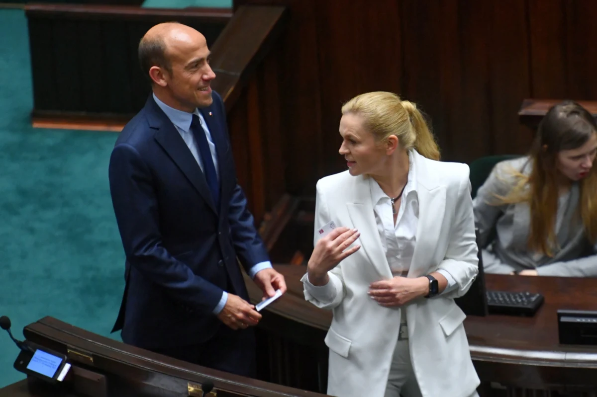 Klub Koalicji Obywatelskiej poprze prace w Sejmie nad obywatelskim projektem, który zakłada legalną aborcję do 12 tygodnia ciąży - zapowiadają w rozmowie z PAP posłanki Barbara Nowacka i Monika Wielichowska. Konserwatywny członek klubu Paweł Poncyljusz przekonuje jednak, że KO nie jest w tej sprawie jednomyślna. 