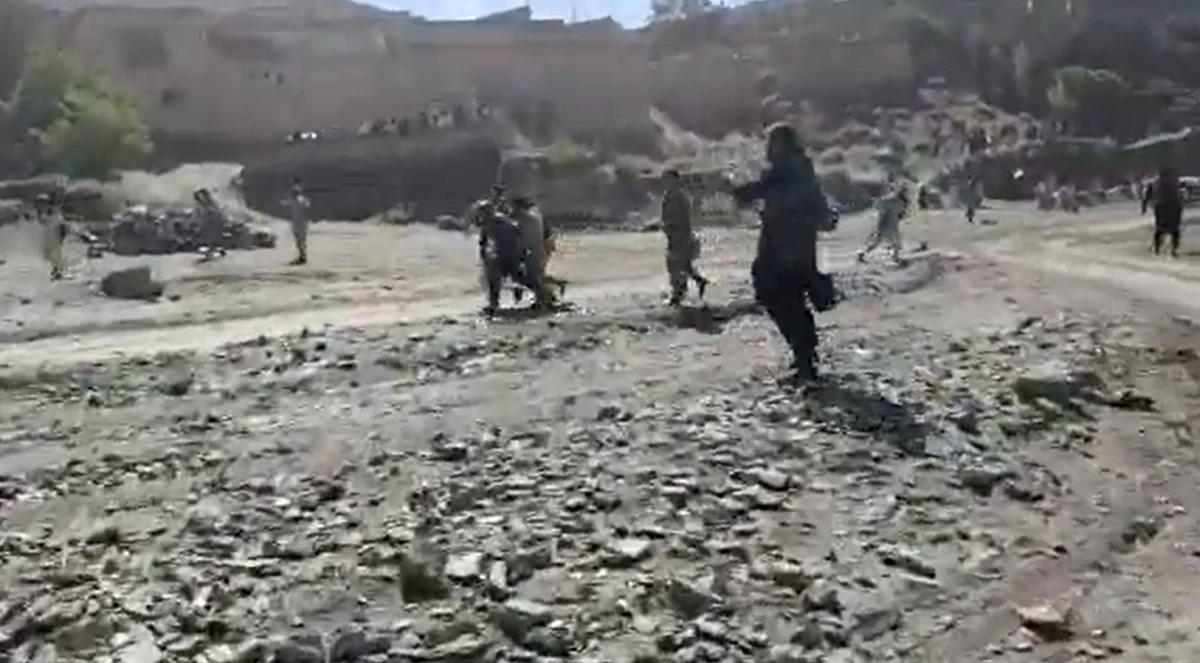 Liczba ofiar śmiertelnych trzęsienia ziemi o magnitudzie 6,1, do którego doszło w środę na wschodzie Afganistanu, przekroczyła tysiąc, a ponad 1500 osób jest rannych - poinformowały w najnowszej aktualizacji afgańskie organy zarządzania kryzysowego. Prawie dwa tysiące domów zostało zniszczonych.