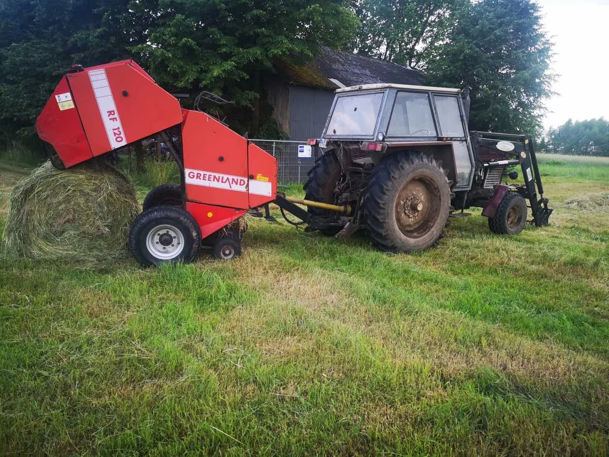 60-letni mieszkaniec gminy Stężyca na Lubelszczyźnie stracił rękę podczas wykonywania prac polowych. Mężczyzna chciał usnąć usterkę w belownicy do siana, pośliznął się i włożył prawą rękę do maszyny, która obcięła kończynę.

