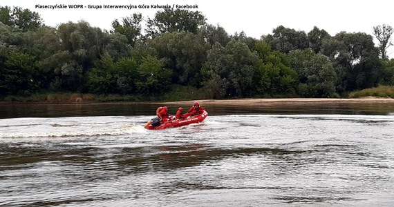 Tragiczny finał poszukiwań dwóch młodych ludzi, którzy w niedzielę przy plaży w Górze Kalwarii (Mazowieckie) kąpali się w Wiśle i zniknęli w jej nurcie. Jak informuje oficer prasowy Komendy Powiatowej Policji w Piasecznie asp. Magdalena Gąsowska, odnaleziono ciała nastolatków. Prokuratura wszczęła w sprawie śledztwo. 