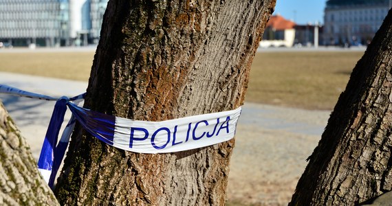 Na jednej z ulic Ostrowi Mazowieckiej policjanci znaleźli zwłoki mężczyzny. 35-latek miał ranę kłutą pleców. W związku z jego zabójstwem zatrzymano już cztery osoby.  
