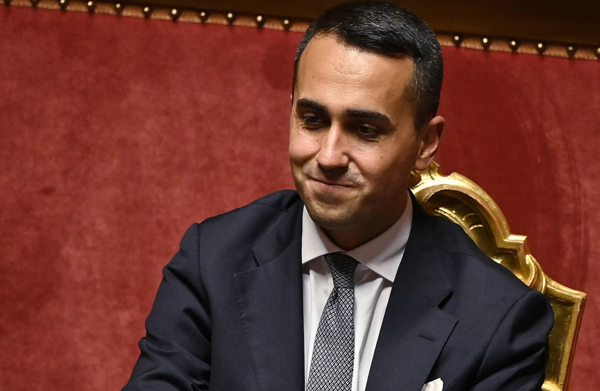 Rewolucja na włoskiej scenie politycznej: szef MSZ, jeden z czołowych polityków Ruchu Pięciu Gwiazd Luigi Di Maio opuścił tę formację. Powodem jest wewnętrzny spór w niegdyś antysystemowym ruchu na tle wysyłania broni na Ukrainę. Sprzeciwia się temu jego obecny przywódca Giuseppe Conte oraz wielu działaczy. Odejście Di Maio i powiązanych z nim działaczy może oznaczać, że M5S przestanie być największą partią we włoskim parlamencie. 