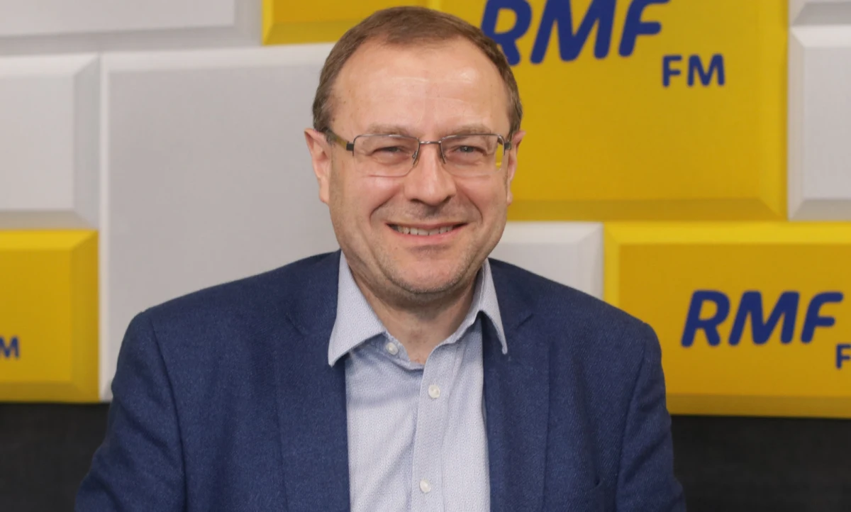 Z punktu widzenia rządzenia Polską odejście Jarosława Kaczyńskiego z Rady Ministrów nic nie zmienia, ponieważ on będzie nadal podejmował najważniejsze decyzje – mówił w Rozmowie w południe w RMF FM politolog prof. Antoni Dudek. Tłumaczył, że jedyna różnica dotyczy wewnętrznego kręgu najbliższych ludzi Kaczyńskiego. "Była rywalizacja dwóch Mariuszów, ponieważ zwalniało się stanowisko wicepremiera do spraw bezpieczeństwa i szefa komitetu bezpieczeństwa Rady Ministrów. Wygrał Mariusz Błaszczak kosztem Mariusza Kamińskiego" – mówił. "To są takie zabawy na dworze, tak jak na dworze sułtana bywają różne rozgrywki między wezyrami, to tutaj wezyrowie walczą" – powiedział. 