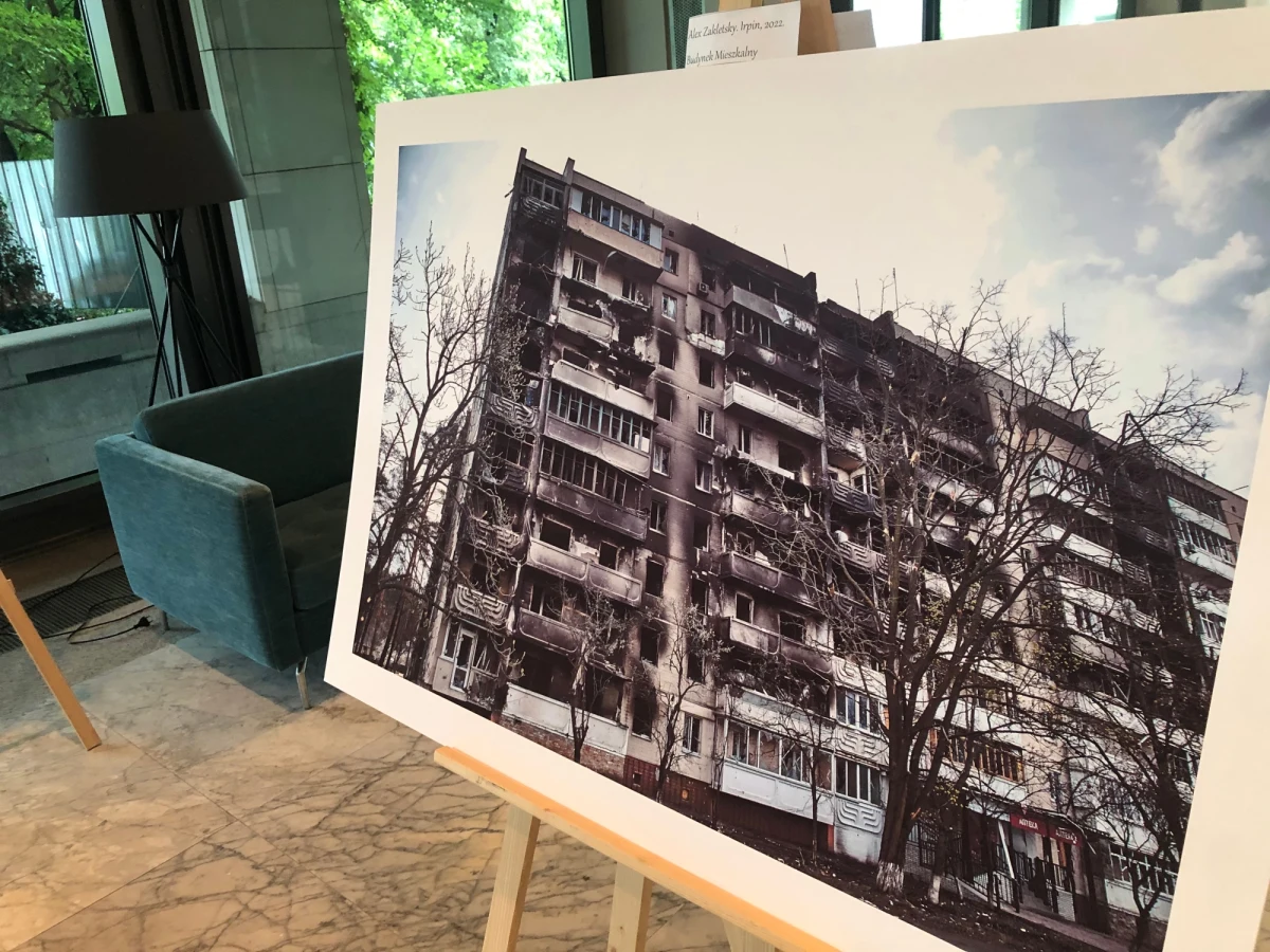 Obrazy, tradycyjną ukraińską odzież, czy tzw. lalki motanki, ale też wyjątkowe fotografie zniszczonego przez Rosjan Irpienia pod Kijowem będzie można w najbliższy piątek wylicytować na charytatywnej aukcji organizowanej przez fundację Teofi Polskie Serce. Zebrane w ten sposób pieniądze zostaną przeznaczone na odbudowę jednej ze szkół w Irpieniu. 