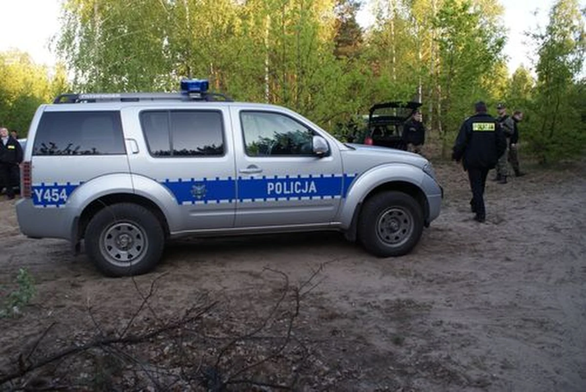 Siedleccy policjanci uratowali 20-letnią niepełnosprawną kobietę, która zgubiła się w zalesionym, bagnistym terenie. Z informacji rodziny, która zgłosiła jej zaginięcie, wynikało, że jest osobą nieporadną życiowo i ma ograniczone możliwości samodzielnej egzystencji.

