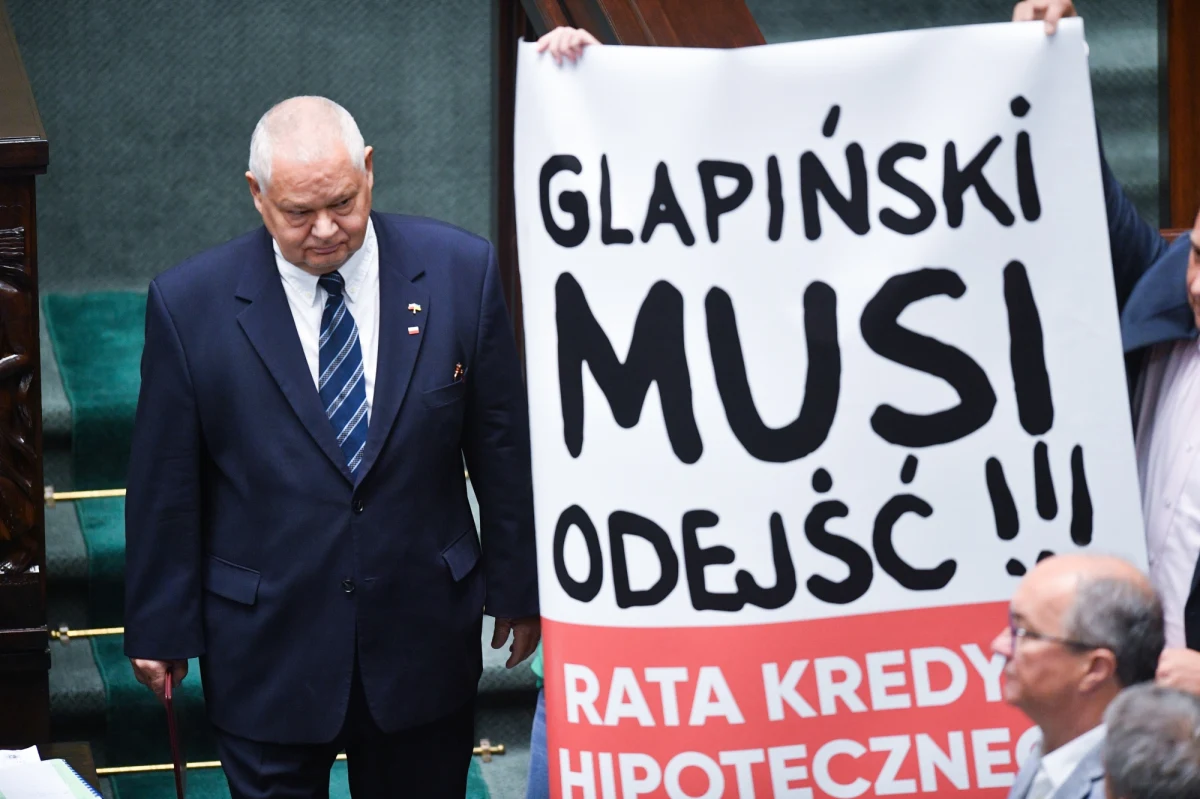 Adam Glapiński złożył przysięgę w związku z objęciem funkcji prezesa NBP na drugą kadencję. Przy tej okazji opozycja głośno wyrażała w Sejmie swoją opinię na temat prowadzonej przez szefa banku centralnego polityki pieniężnej. Były okrzyki i transparenty z napisem „Glapiński musi odejść”. 
