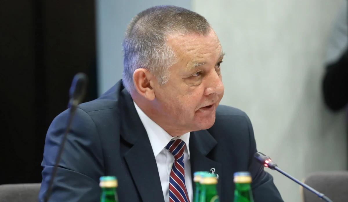 ​Szef Najwyższej Izby Kontroli Marian Banaś przyznał w zeszłym roku prawie 15 mln zł nagród swoim pracownikom - wynika ze sprawozdania, do którego dotarł "Fakt". Najwięcej otrzymali dyrektorzy, którym przyznano po 40,5 tys. zł nagrody.