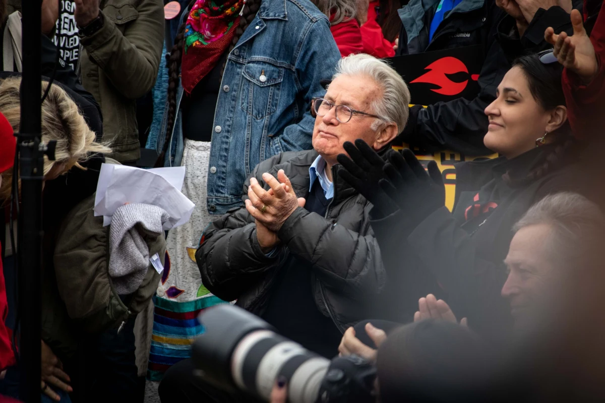 Amerykański aktor Martin Sheen przyznaje, że żałuje, iż dla kariery zmienił swoje nazwisko. Dodaje, że z legalnego punktu widzenia wciąż nazywa się Ramon Estévez.