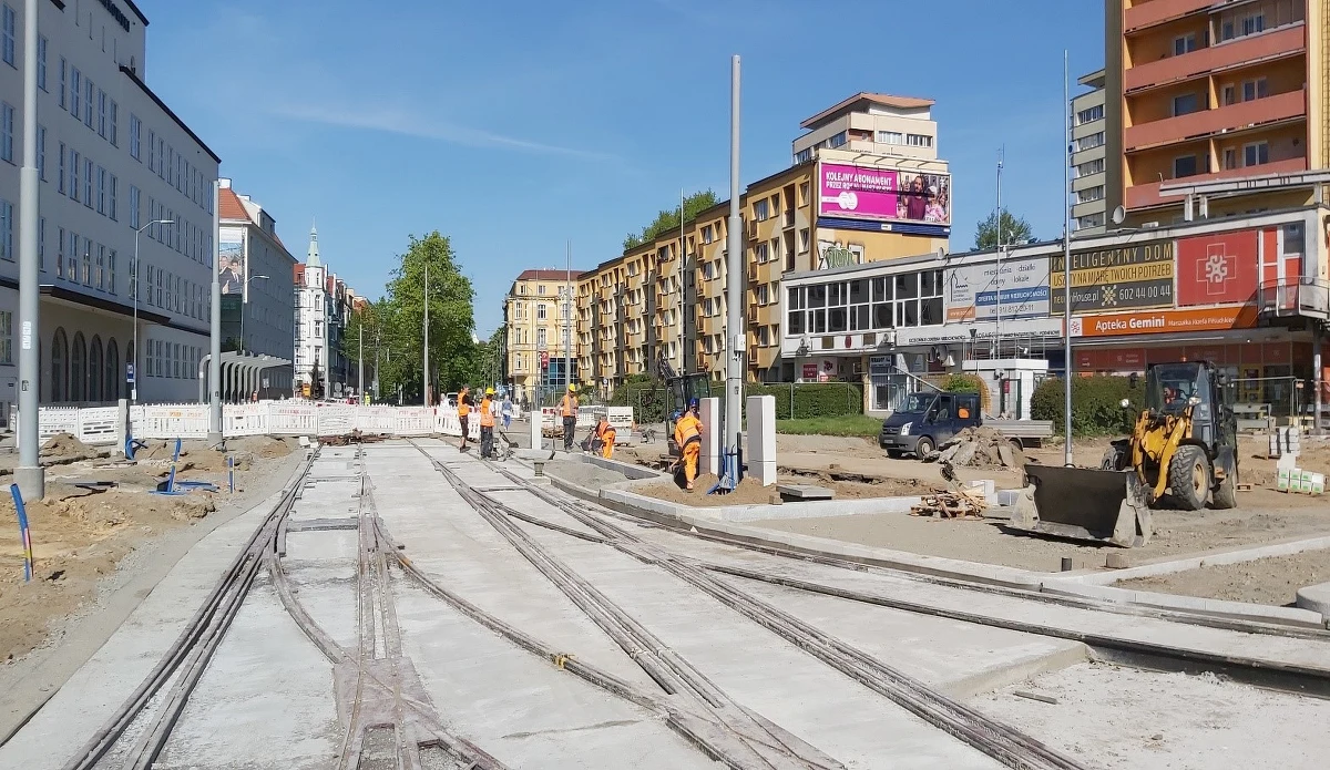 Pasażerowie komunikacji miejskiej w Szczecinie odetchną z ulgą. W poniedziałek wracają tramwaje na plac Rodła oraz Niebuszewo. Koniec części remontu torów ułatwi też życie kierowcom.