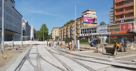 Pasażerowie komunikacji miejskiej w Szczecinie odetchną z ulgą. W poniedziałek wracają tramwaje na plac Rodła oraz Niebuszewo. Koniec części remontu torów ułatwi też życie kierowcom.