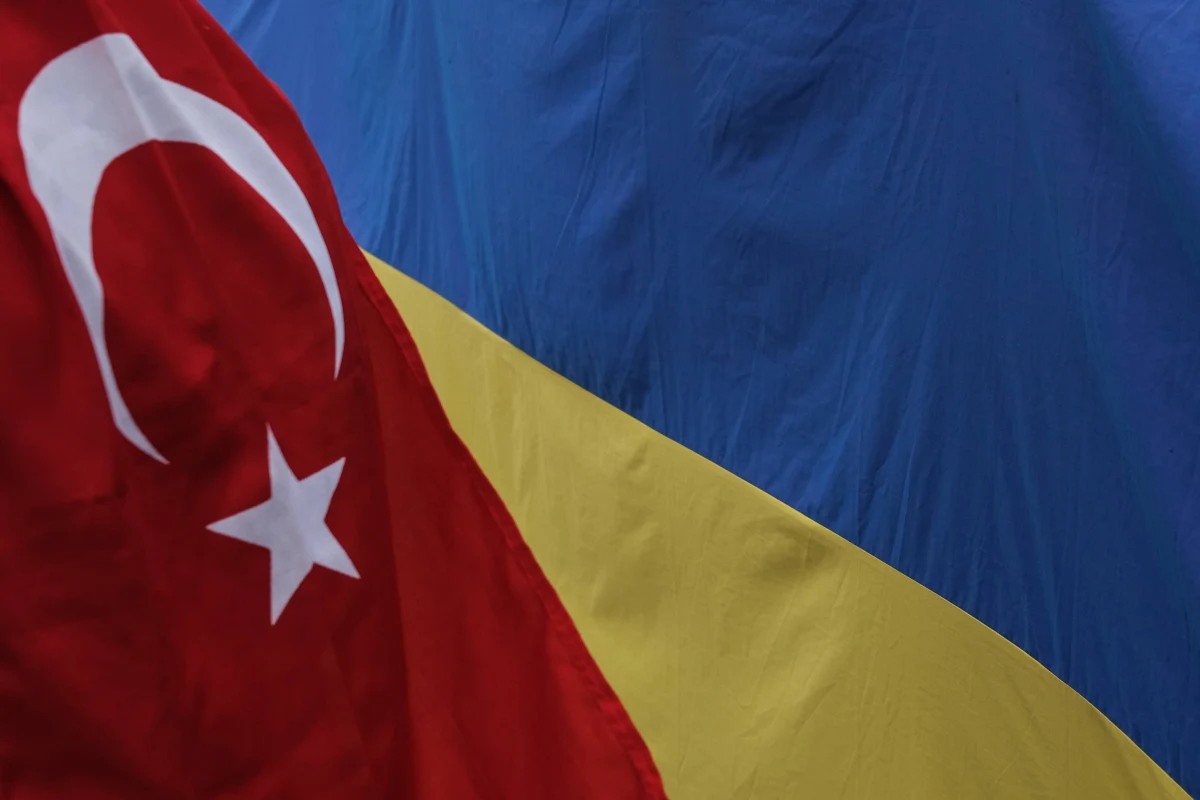 Brytyjskie media skupiają się na wypowiedzi szefa tureckiej agencji zrzeszającej producentów broni. Ismail Demir powiedział w wywiadzie, że Turcja zachowuje ostrożność, jeśli chodzi o współpracę militarną z Ukrainą. 