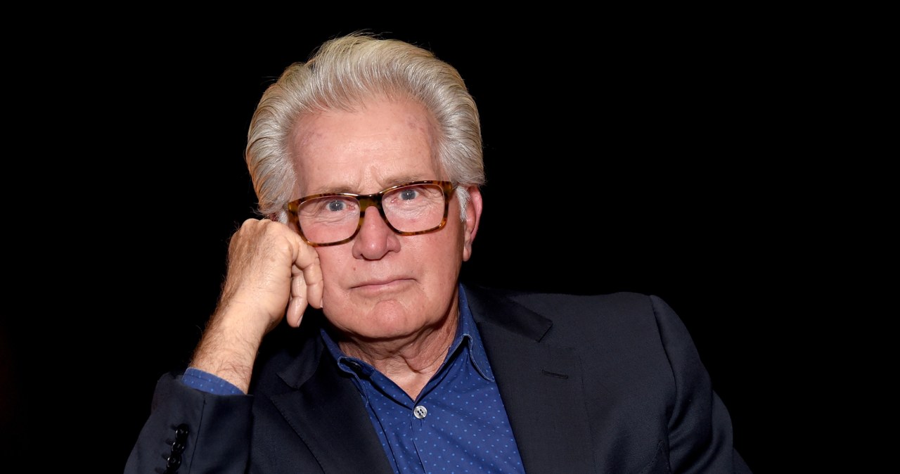 Amerykański aktor Martin Sheen przyznaje, że żałuje, iż dla kariery zmienił swoje nazwisko. Dodaje, że z legalnego punktu widzenia wciąż nazywa się Ramon Estévez.