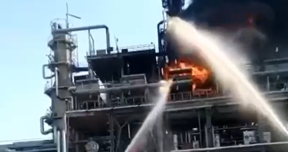​W środę rano doszło do pożaru w rafinerii naftowej w Nowoszachtyńsku w obwodzie rostowskim w Rosji. Jak podają lokalne władze, budynek został zaatakowany przez drony.