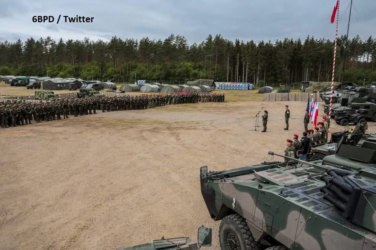 Blisko tysiąc żołnierzy Wojska Polskiego i przedstawicieli innych państw bierze udział w międzynarodowych ćwiczeniach Eagle Wings-22, które odbywają się na poligonie w Drawsku Pomorskich. Mają one na celu sprawdzenie elementów Grupy Bojowej Unii Europejskiej V4 w działaniach taktycznych.