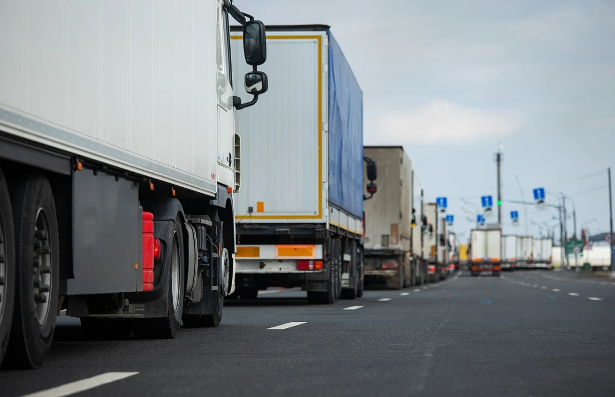 Około 140 godzin, czyli prawie sześć dni oczekują kierowcy ciężarówek na wjazd do Polski z Ukrainy przez przejście w Dorohusku (Lubelskie). "W kolejce znajduje się ok. 2,9 tys. pojazdów" – poinformował rzecznik Izby Administracji Skarbowej w Lublinie Michał Deruś.