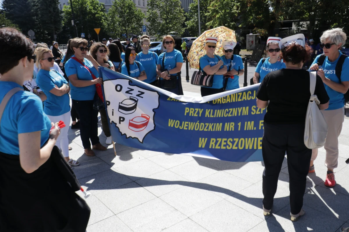 Pod Sejmem trwa dwudniowa manifestacja pielęgniarek i położnych pod hasłem "48 godzin dyżuru pod Sejmem — patrzymy posłom na ręce". Ma to związek z projektem ustawy o wynagrodzeniach minimalnych w ochronie zdrowia, który wraca pod obrady. 