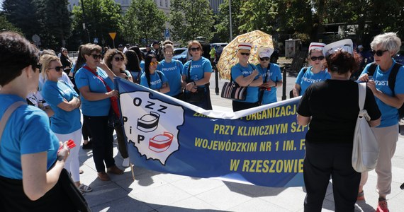 Pod Sejmem trwa dwudniowa manifestacja pielęgniarek i położnych pod hasłem "48 godzin dyżuru pod Sejmem — patrzymy posłom na ręce". Ma to związek z projektem ustawy o wynagrodzeniach minimalnych w ochronie zdrowia, który wraca pod obrady. 