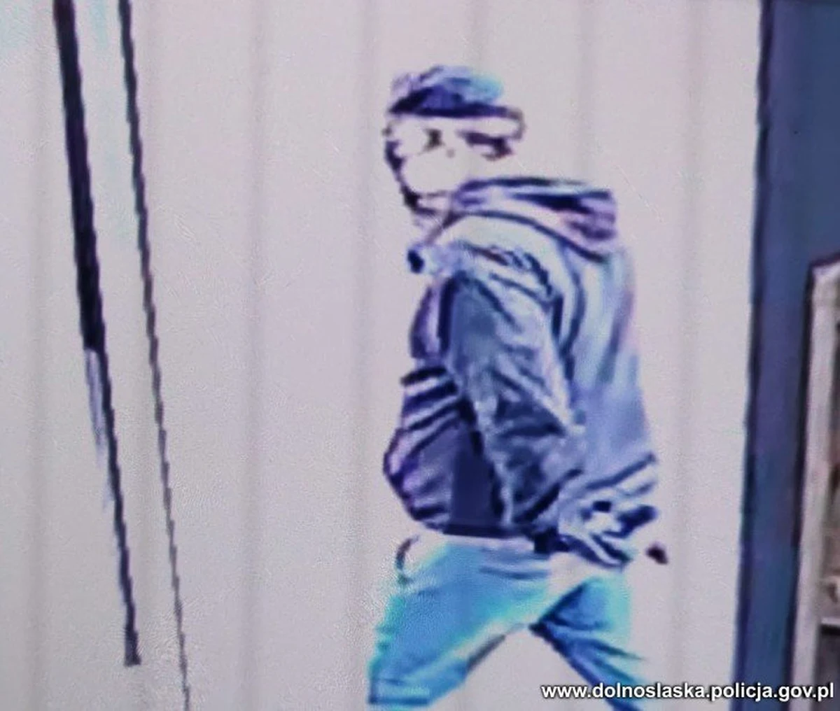 Po kilku godzinach policjanci zatrzymali sprawcę podejrzanego o napad na placówkę SKOK w Strzelinie na Dolnym Śląsku. Groził kasjerce przedmiotem przypominającym broń. Policja nie podała, jaką dokładnie kwotę ukradł.