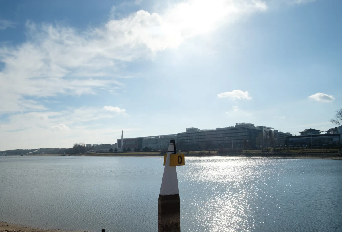 Z powodu zakwitu sinic sanepid wprowadził tymczasowy zakaz kąpieli w Jeziorze Maltańskim w Poznaniu - poinformowała rzeczniczka poznańskiej stacji sanitarno-epidemiologicznej Cyryla Staszewska.