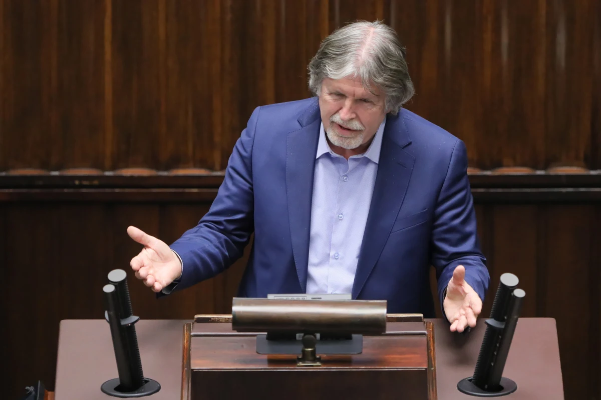 Poseł Andrzej Sośnierz został usunięty z Porozumienia po decyzji o wspieraniu rządu PiS przez koło Polskie Sprawy. "Nie ma naszej zgody na współpracę z rządem PiS" - napisał na Twitterze szef Porozumienia Jarosław Gowin.