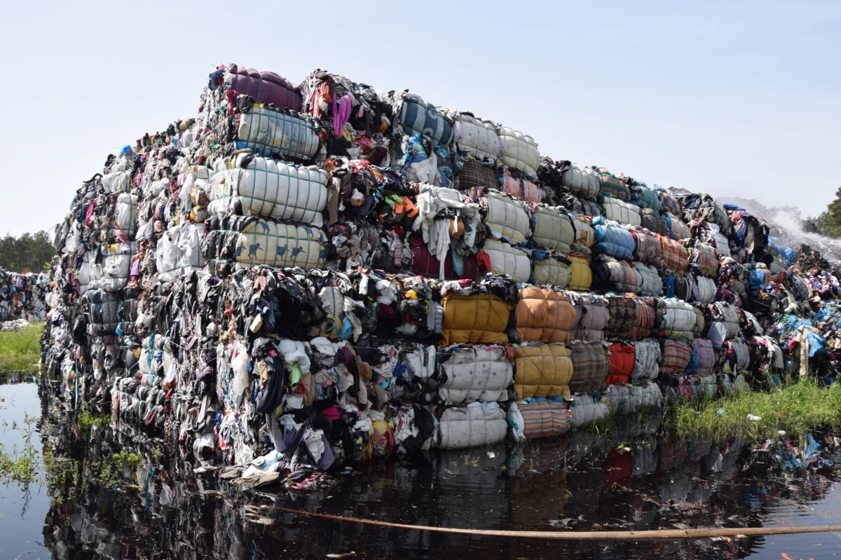 Koniec akcji gaszenia dużego pożaru w Kamieńcu pod Lęborkiem na Pomorzu. Od niedzieli strażacy walczyli tam z ogniem na składowisku tekstyliów. 