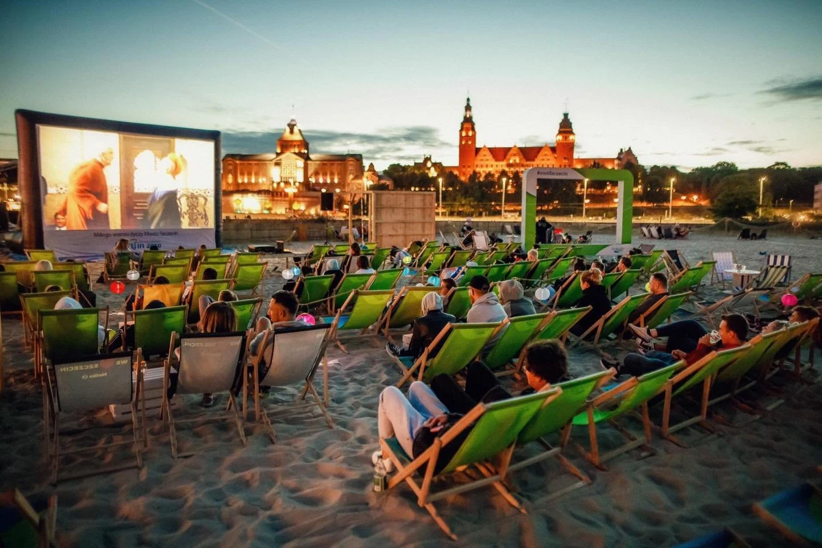 Wraz z początkiem wakacji na szczecińskie podwórka powraca "Kino na Leżakach". Przed nami pierwszy seans przy Jeziorku Słonecznym. Pokazy będą odbywać się we wszystkie letnie czwartki aż do końca wakacji.