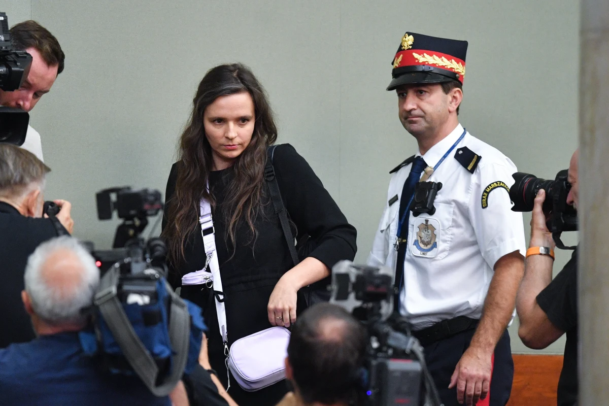 Adam Glapiński został dzisiaj zaprzysiężony w Sejmie w związku z objęciem funkcji prezesa NBP na drugą kadencję. Opozycja zakłócała uroczystość, dobitnie wyrażając swoje niezadowolenie ze sposobu prowadzenia polityki pieniężnej przez prezesa NBP.  Szerokim echem odbił się happening posłanki KO Klaudii Jachiry, która z galerii sejmowej rozrzuciła "konfetti z banknotów".