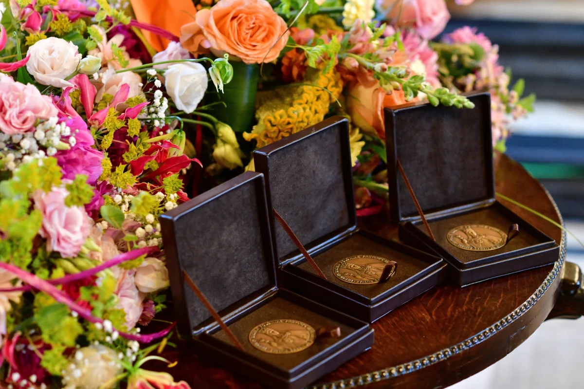 Legendarny krakowski kabaret Piwnica pod Baranami została uhonorowana brązowym medalem Cracoviae Merenti. Wyróżnienie jest przyznawane przez Radę Miasta Krakowa osobom i instytucjom szczególnie zasłużonym dla miasta.

 

