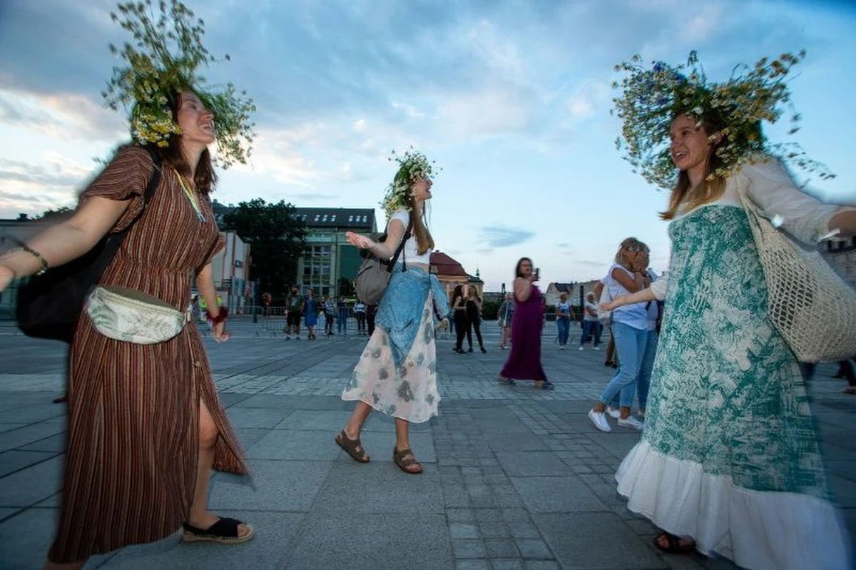 ​W najbliższą sobotę - 25 czerwca - plac Wolności stanie się tanecznym parkietem. W to miejsce we Wrocławiu wracają potańcówki, które w ubiegłym roku gromadziły setki osób na wspólnej zabawie. Termin pierwszej tegorocznej Potańcówki Wrocławskiej został wybrany nieprzypadkowo - to obchody Święta Wrocławia, znakomita okazja do tanecznych spotkań mieszkańców i turystów.