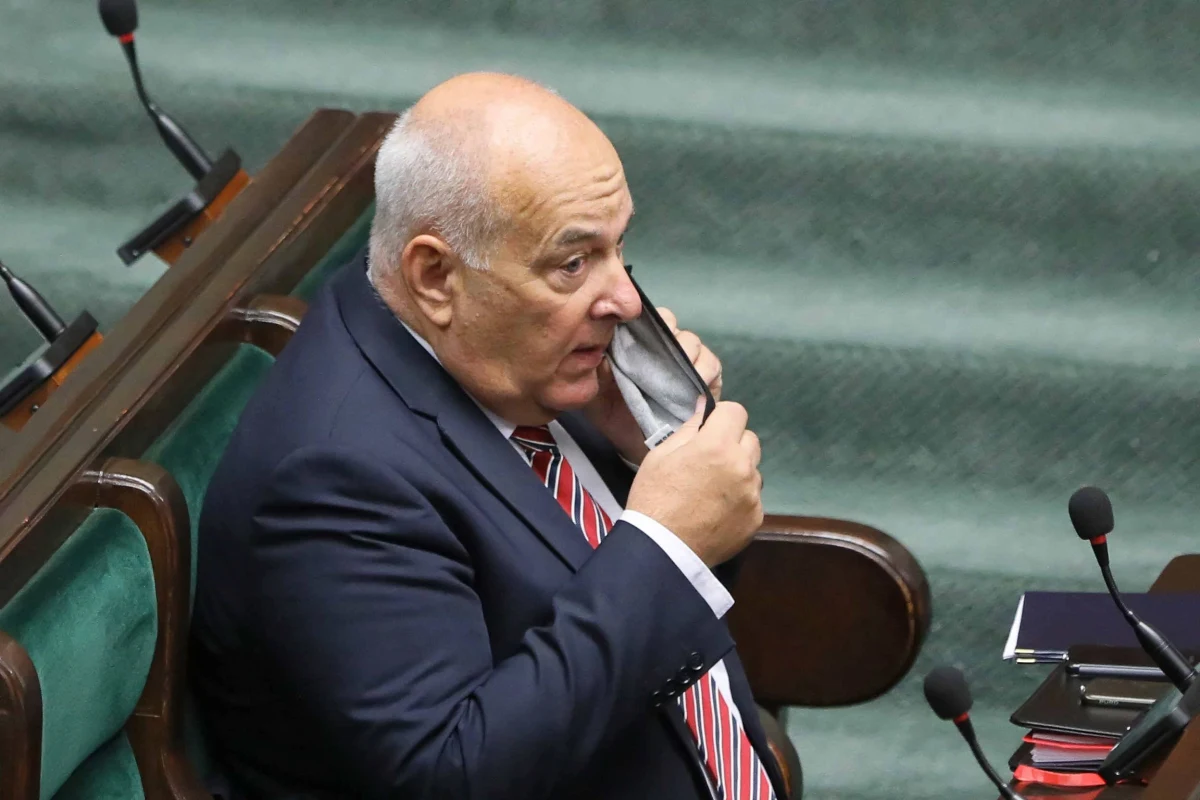 ​Były minister finansów Tadeusz Kościński został powołany na sekretarza stanu w KPRM i pełnomocnika rządu do spraw pozyskiwania źródeł finansowania dla przedsięwzięć służących wzmocnieniu bezpieczeństwa i obronności państwa - poinformował rzecznik rządu Piotr Müller.