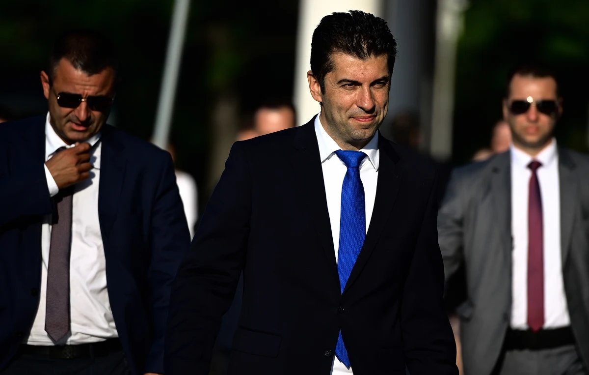 Rząd premiera Bułgarii Kiriła Petkowa upadł po głosowaniu nad wotum nieufności. Rządząca od grudnia 2021 r. koalicja rozpadła się wcześniej po wyjściu z niej populistycznej partii showmana Sławiego Trifonowa. Zdaniem większości obserwatorów możliwe są przedterminowe wybory jesienią.