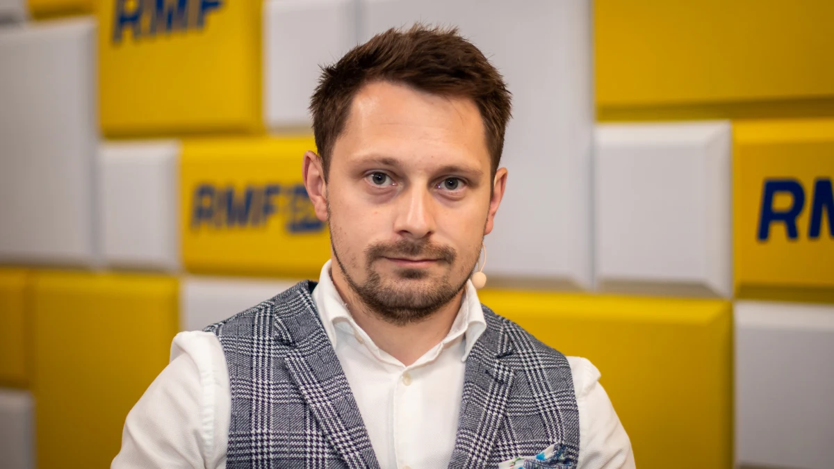 "Całe zamieszanie wokół Kaliningradu jest troszeczkę nadmuchane. Używanie słów "Blokada Kaliningradu" jest niewspółmierne do tego, z czym mamy do czynienia. To jest tylko i wyłącznie wdrożenie sankcji" - mówił w Popołudniowej rozmowie w RMF FM dr Daniel Szeligowski, ekspert Polskiego Instytutu Spraw Międzynarodowych. "To jest specjalne nagłaśnianie sytuacji po to, żeby Litwinów zastraszyć (...), żeby doprowadzić do eskalacji napięcia przed zbliżającym się szczytem NATO" - analizował. "Nie wyłączałbym kwestii Kaliningradu z szerszego obrazu tego, co się dzieje w naszym regionie. Mam na myśli zwłaszcza Ukrainę" - zastrzegł. 