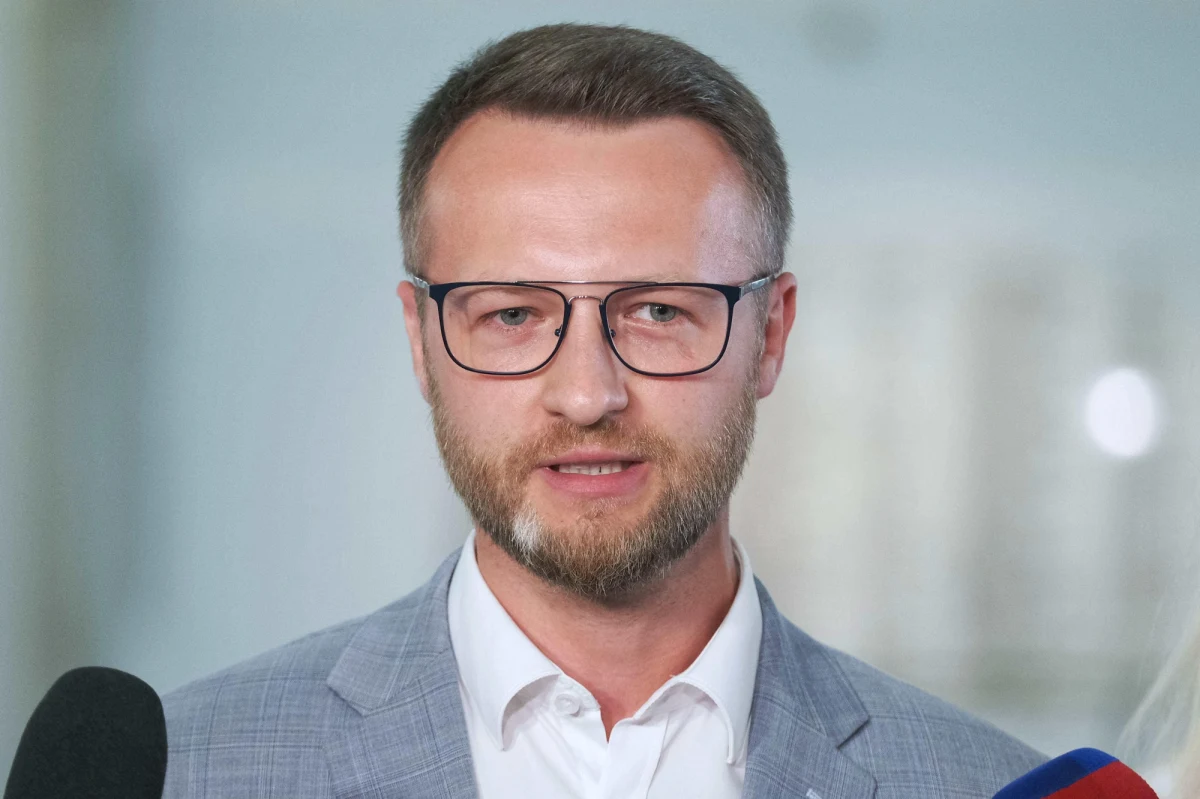 "Jest mi jak najbardziej po drodze z Agnieszką Ścigaj. Trzymam kciuki, żeby udało jej się coś zmienić w rządzie. Natomiast nie jest mi po drodze z Prawem i Sprawiedliwością, ponieważ uważam, że jest to partia, która bardziej szkodzi, niż pomaga naszemu państwu" - mówił w programie "7 pytań o 07:07" w Radiu RMF24 Paweł Szramka, który opuścił sejmowe koło Polskie Sprawy po dołączeniu do rządu Agnieszki Ścigaj.