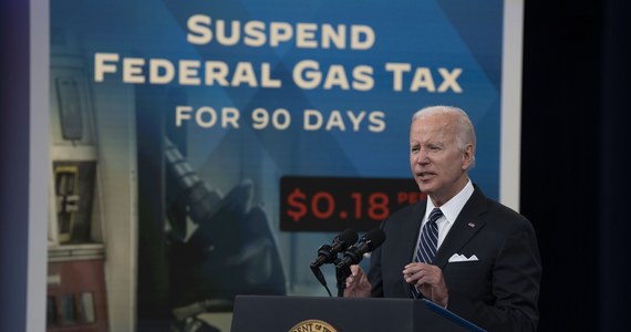 Prezydent USA Joe Biden wezwał Kongres do zawieszenia federalnego podatku na benzynę i olej napędowy. Władze stanowe do zawieszenia stanowych podatków na trzy miesiące. Jak powiedział, da to rodzinom "trochę ulgi" w związku z rekordowymi cenami na stacjach. Zaapelował też do koncernów, by obniżyły ceny z uwagi na "niezwykłe czasy".