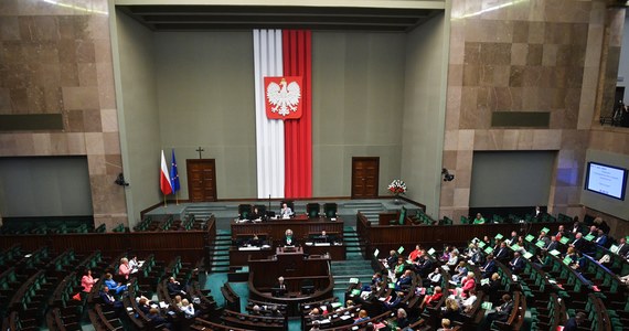 ​PiS opowiada się za odrzuceniem w pierwszym czytaniu obywatelskiego projektu ustawy o bezpiecznym przerywaniu ciąży. KO chce skierowania go do dalszych prac w komisji i zapowiada poprawki. Lewica projekt popiera i wnosi o natychmiastowe przejście do drugiego czytania. Posłowie rozstrzygną losy projektu w bloku głosowań w czwartek. 