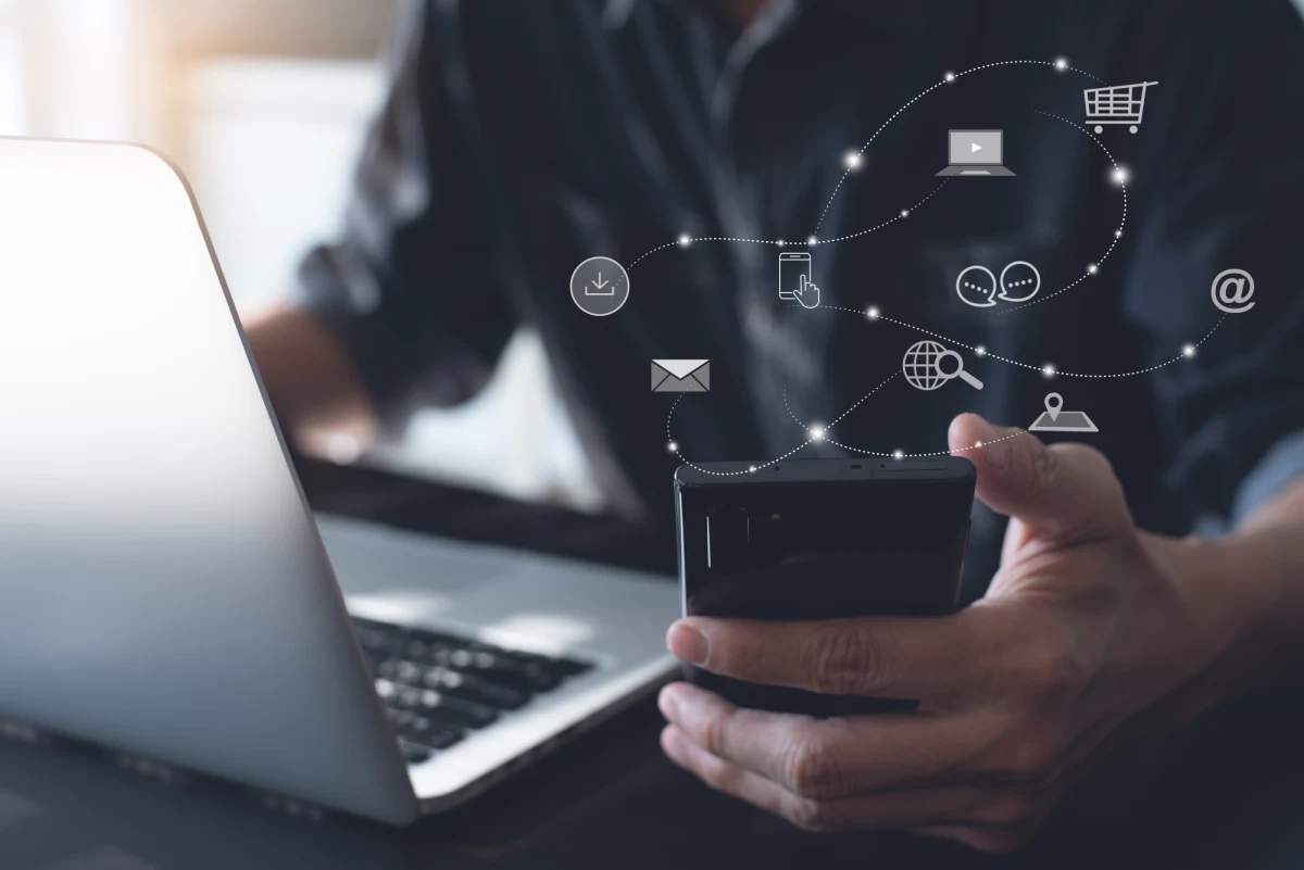 Tylko w czasie lockdownów konsumenci tęsknili za zwykłymi sklepami. Teraz coraz mniej osób wskazuje je jako preferowane miejsca zakupów – czytamy w czwartkowej „Rzeczpospolitej”.