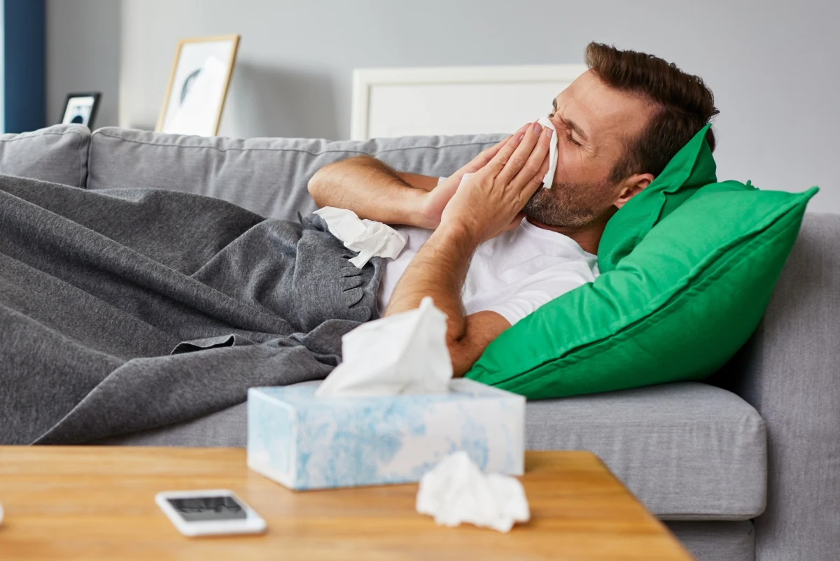 W 2021 roku chorowaliśmy znacznie rzadziej w porównaniu z dwoma wcześniejszymi latami mimo pandemii Covid-19 - pisze "Rzeczpospolita". 