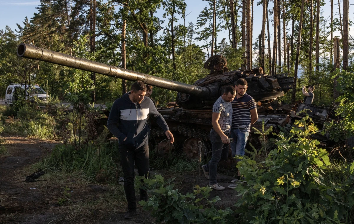 Wojska rosyjskie próbują przejąć całkowitą kontrolę nad trasą Bachmut-Lisiczańsk, przerzuciły w tym celu dodatkową batalionową grupę taktyczną w rejon miejscowości Nowotoszkiwske – powiadomił w czwartek w komunikacie Sztab Generalny Sił Zbrojnych Ukrainy.