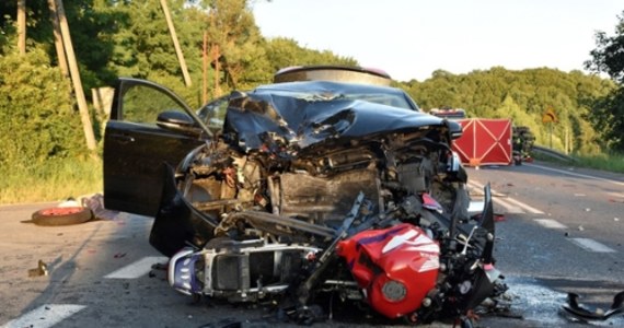 Tragiczny wypadek w Skołyszynie w województwie podkarpackim na drodze krajowej nr 28. 47-letni motocyklista zderzył się czołowo z samochodem osobowym. Niestety w wyniku odniesionych obrażeń kierowca jednośladu zmarł.