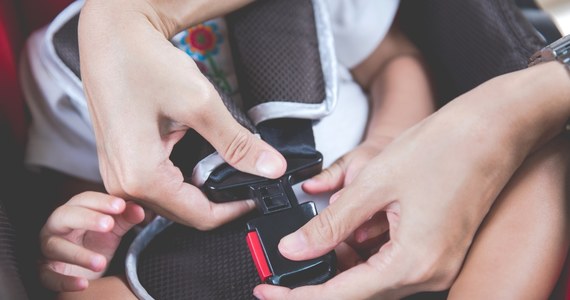 Prokuratura wszczęła śledztwo w sprawie śmierci 1,5-rocznego chłopca ze Szczecina, który spędził cały dzień w samochodzie swojej matki. O tym, że dziecko znajdowało się w aucie, kobieta zorientowała się dopiero wczoraj po pracy.